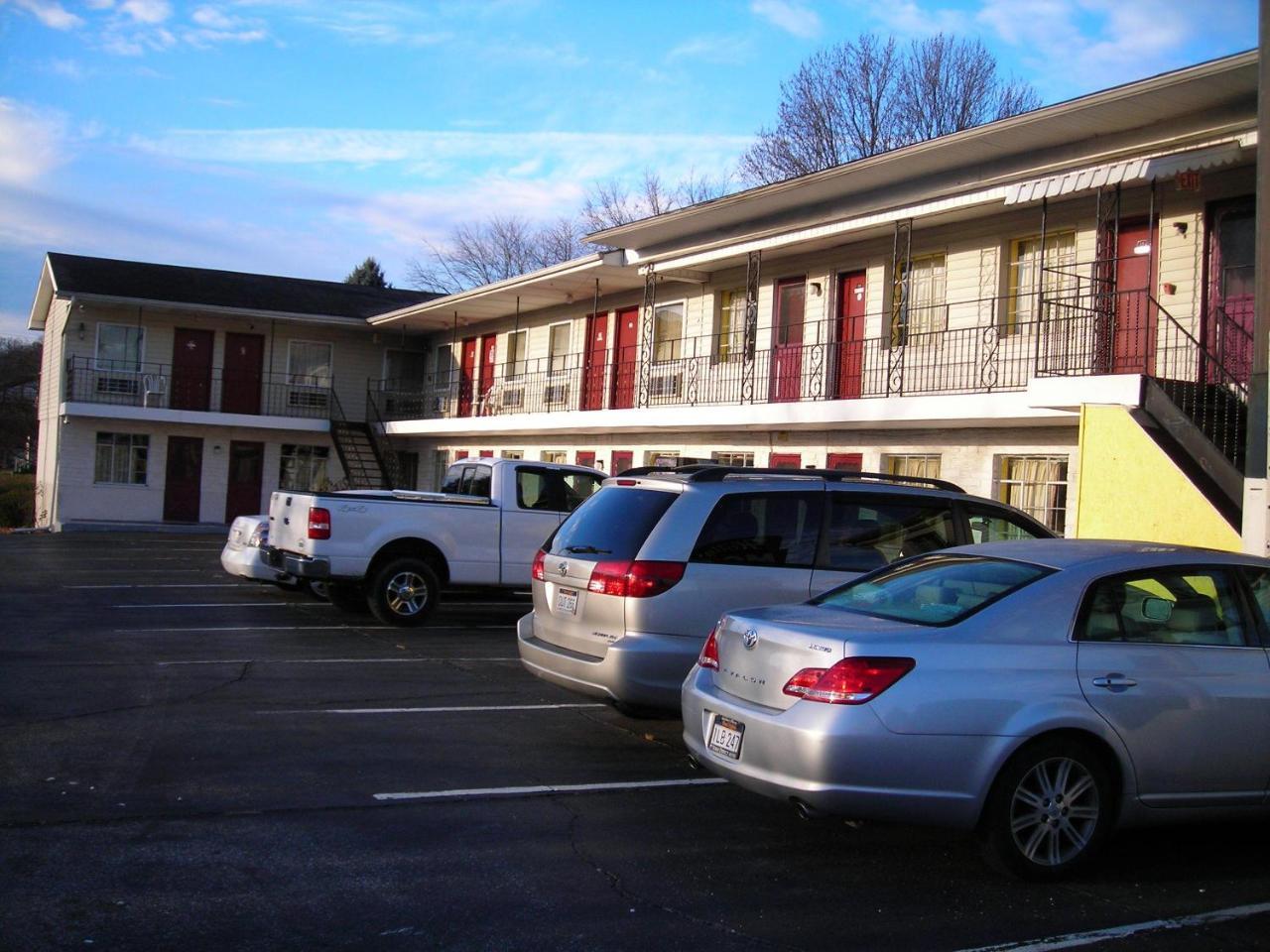 Hollywood Motel Kenova Exterior photo