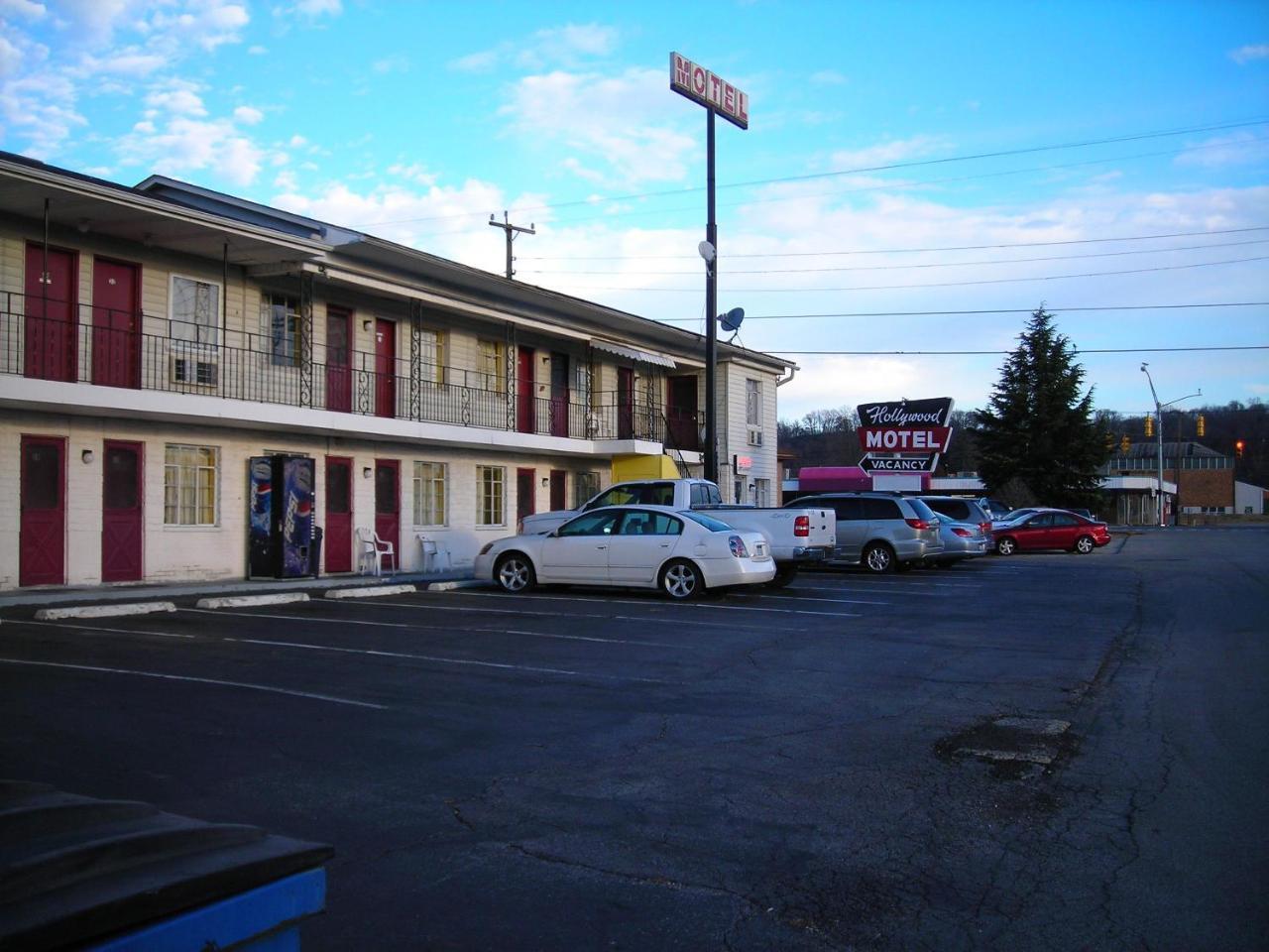 Hollywood Motel Kenova Exterior photo