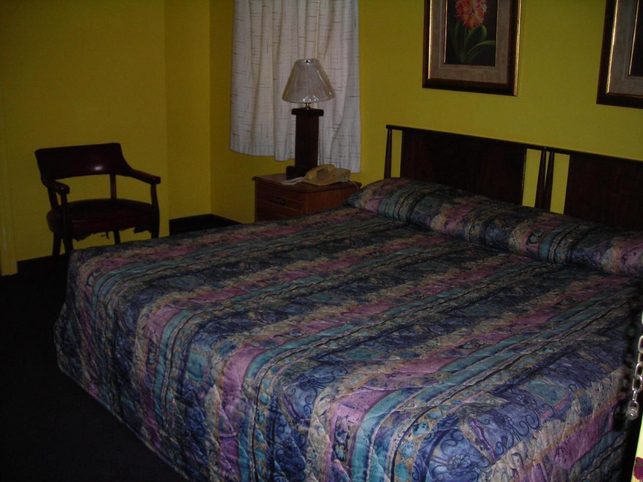 Hollywood Motel Kenova Room photo